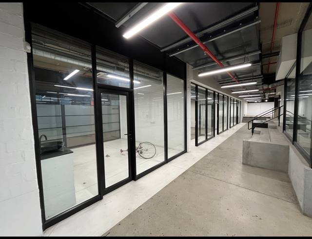 2,129M² BUSINESS TO LET IN WOODSTOCK